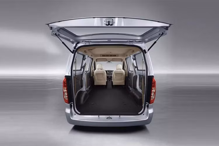 Để biến Hongguang V 2019 thành mẫu MPV thực dụng hơn, hãng Wuling đã trang bị đến 19 hộc chứa đồ khác nhau bên trong xe. Đặc biệt, khi các hàng ghế sau được tháo bỏ, mẫu MPV này sẽ cung cấp khoang hành lý có thể tích lên đến 4.300 lít.