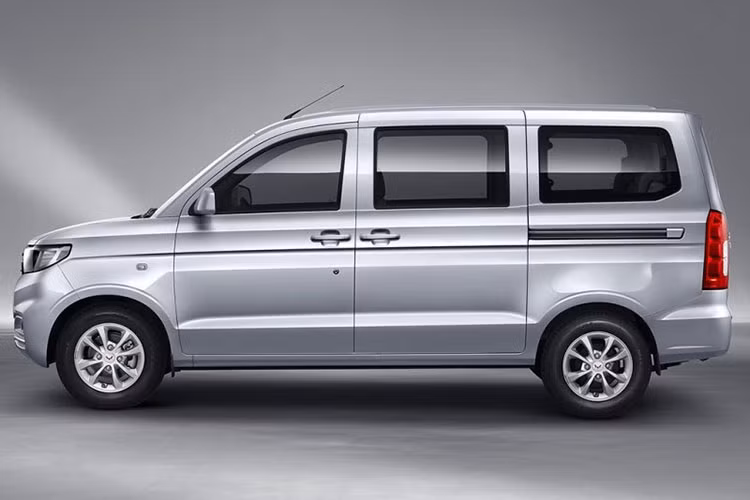 Trong năm 2018, liên doanh Wuling đã bán được tổng cộng 480.455 chiếc Hongguang, giúp mẫu xe này lọt top 20 ôtô ăn khách nhất thế giới. Mới đây, Wuling đã tung ra phiên bản nâng cấp của Hongguang mang tên V. Ở phiên bản mới, mẫu MPV 7 chỗ "bán chạy như tôm tươi" đã được nâng cấp chủ yếu ở cấu hình nội thất và tính thực dụng.
