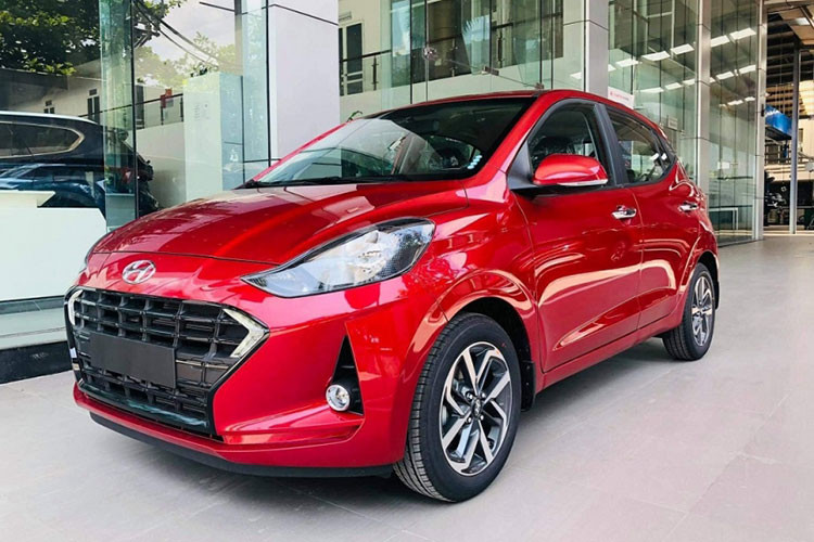  Hyundai Grand i10 2021 Cũng trong tầm giá đó nếu chọn mẫu xe cỡ A cho gia đình - những chiếc Hyundai Grand i10 được xem là khá hợp lý, nhưng bạn phải chấp nhận lùi đời xe. Tuy nhiên, những chiếc xe sản xuất đời 2021 vẫn được đánh giá cao về độ mới cùng với đó là mức giá khá "hợp ví".