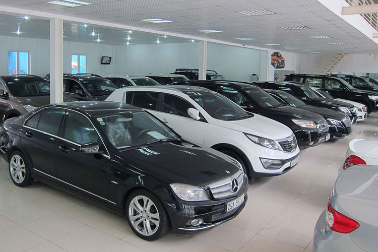 Đặc biệt, nếu bạn chưa có nhiều kinh nghiệm lái xe nên không thể tránh khỏi những tình huống va chạm, hư hỏng. Do vậy, việc sử dụng một chiếc xe cũ sẽ giúp tiết kiệm một khoản tiền sữa chữa khá lớn. Phí bảo hiểm hàng năm đối với xe cũ cũng ít hơn so với xe mới. Khi đã lái thạo có thể lên đời xe mới mà không phải chịu lỗ nhiều sau 1 - 3 năm sử dụng.