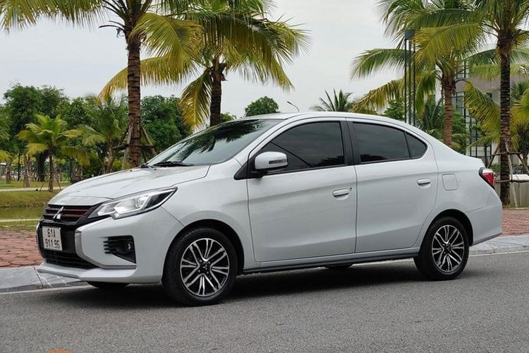  Mitsubishi Attrage 2021 So với 3 mẫu xe kể trên, Mitsubishi Attrage là mẫu xe được xếp ở phân khúc cao hơn. Mẫu sedan hạng B xuất xứ Nhật Bản được người dùng ca ngợi ở khả năng tiết kiệm nhiên liệu, khoảng sáng gầm xe hợp lý, bền bỉ, ít hỏng vặt.