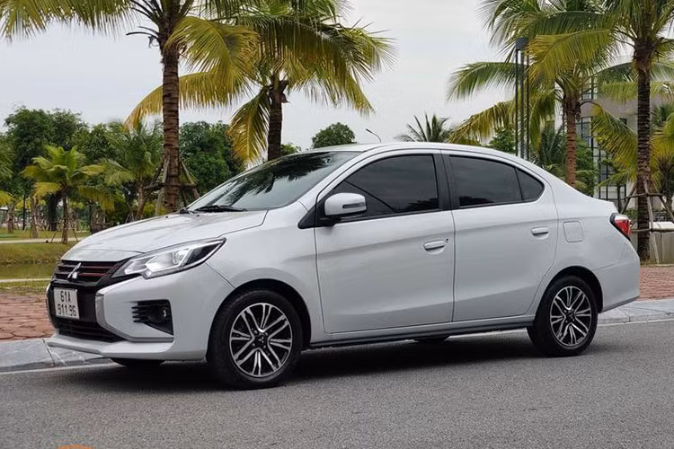  Mitsubishi Attrage 2021 So với 3 mẫu xe kể trên, Mitsubishi Attrage là mẫu xe được xếp ở phân khúc cao hơn. Mẫu sedan hạng B xuất xứ Nhật Bản được người dùng ca ngợi ở khả năng tiết kiệm nhiên liệu, khoảng sáng gầm xe hợp lý, bền bỉ, ít hỏng vặt.