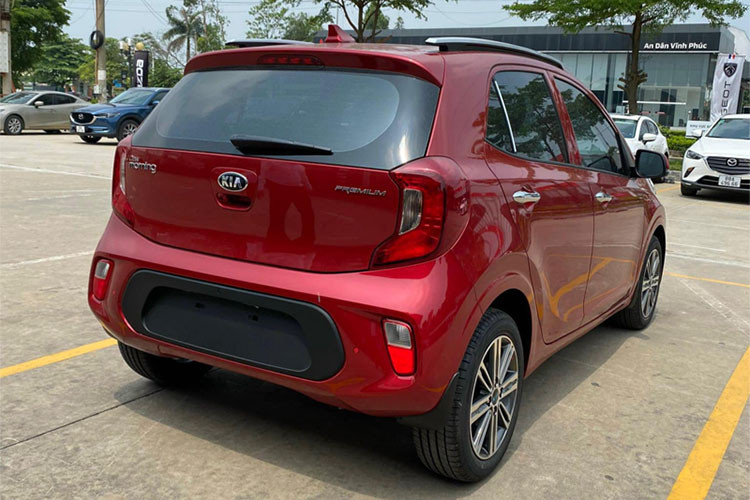 Ngoài ra, chi phí sửa chữa KIA Morning khá thấp, sẵn linh phụ kiện thay thế tại hệ thống đại lý phủ khắp cả nước. Điểm hạn chế của KIA Morning cũ nằm ở chỗ, khả năng tăng tốc yếu, cách âm kém nhưng vẫn được khách mua xe chạy dịch vụ thương mại như taxi hay Grab ưu tiên lựa chọn.