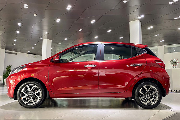 Ưu điểm của Grand i10 là hệ thống lái nhẹ, hàng ghế sau và khoang hành lý rộng rãi, khung gầm chắc chắn, động cơ vận hành êm ái, tiết kiệm nhiên liệu, có trang bị hệ thống kiểm soát hành trình. Điểm hạn chế của Hyundai Grand i10 2021 chính là độ cách âm chưa thực sự tốt, thường mắc một số lỗi hỏng vặt.