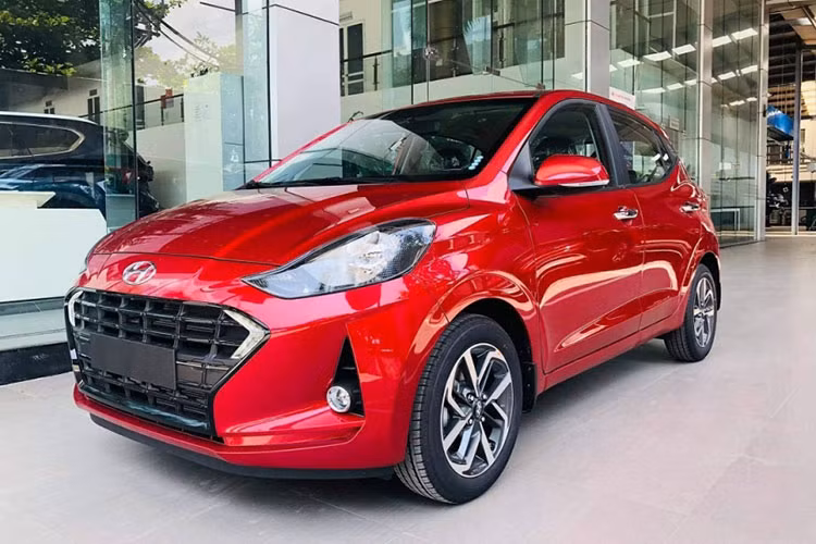  Hyundai Grand i10 2021 Cũng trong tầm giá đó nếu chọn mẫu xe cỡ A cho gia đình - những chiếc Hyundai Grand i10 được xem là khá hợp lý, nhưng bạn phải chấp nhận lùi đời xe. Tuy nhiên, những chiếc xe sản xuất đời 2021 vẫn được đánh giá cao về độ mới cùng với đó là mức giá khá "hợp ví".