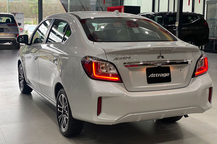 Mitsubishi Attrage bị "chê" bởi động cơ nhỏ, trang bị tiện nghi và an toàn chỉ dừng ở mức cơ bản. Thế nhưng, với những người mới học lái thì đây lại là điểm hấp dẫn. Những tính năng cơ bản, đủ dùng sẽ luôn tự tin khám phá vì 'không có gì để hỏng".