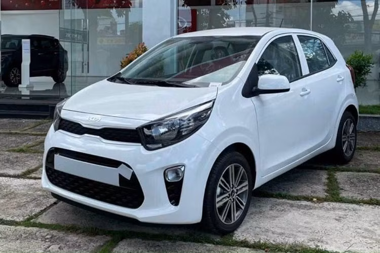  KIA Morning 2022 Với số tiền 300 triệu trong tay, những người mới có bằng hoàn toàn có thể sở hữu một mẫu xe hạng A khác của thương hiệu Hàn Quốc vốn đã quá quen thuộc với người tiêu dùng Việt Nam là KIA Morning. Ngồi bên trong mẫu xe này, bạn sẽ được tận hưởng một không gian nội thất thoáng đãng, rộng rãi nhất phân khúc, trang bị tiện nghi hiện đại, vận hành linh hoạt, luồn lách tốt trong nội đô.