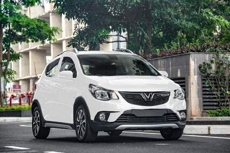  VinFast Fadil 2022 Vinfast Fadil từng là dòng xe thống lĩnh thị trường với doanh số cao ngất ngưởng. Việc VinFast ngừng sản xuất Fadil để dồn lực phát triển xe điện khiến nhiều người tiếc nuối. Dù không còn cơ hội mua xe mới nhưng thị trường thứ cấp vẫn sẵn nguồn cung cho những ai đang tìm kiếm một chiếc ôtô trong tầm giá 300 triệu đồng.