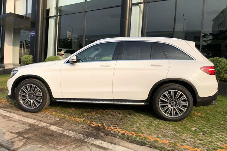Về tổng thể, Mercedes-Benz GLC 250 bản nâng cấp 2018 vẫn sở hữu kích thước tổng thể lần lượt là 4.656 x 1.890 x 1.644 mm, chiều dài cơ sở đạt 2.873 mm. Mặc dù có kích thước tổng thể lớn, nhưng xe được trang bị nhiều trang bị hơn, nhẹ hơn so với phiên bản GLK trước đây tới 80 kg.