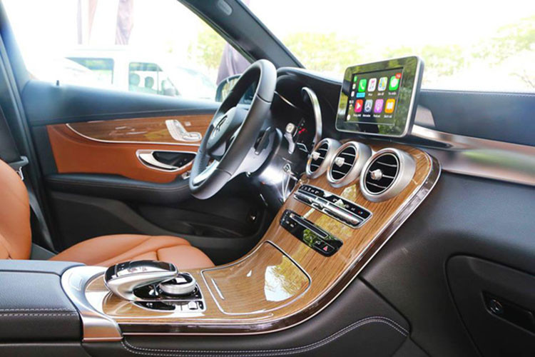 Với những thay đổi, Mercedes-Benz GLC 250 4Matic mới có giá 1,939 tỷ đồng (tăng 60 triệu đồng so với giá cũ là 1,879 tỷ đồng). Tuy nhiên, phiên bản này đã bị cắt mất gói Offroad vốn được dành cho việc vận hành trên các địa hình khó. Gói này có 4 chế độ vận hành, dành cho đường trơn trượt, đường gồ ghề, đường dốc hay kéo thùng phía sau.