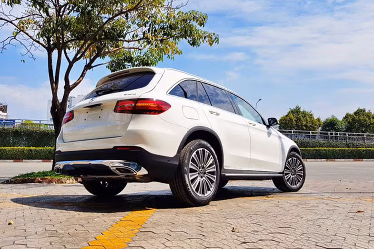 Phiên bản nâng cấp này vẫn mang ngôn ngữ thiết kế “Sensual Purity. Đầu xe với lưới tản nhiệt thanh đôi nằm ngang, logo ngôi sao ba cánh ở giữa. Cụm đèn pha cỡ lớn tích hợp đèn chiếu sáng ban ngày dạng LED, đèn hậu được thiết kế mềm mại ôm sát phần góc đuôi xe, cản sau thể thao nổi bật với cặp ống xả đơn đặt đối xứng.