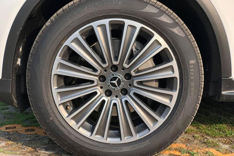 Sự khác biệt so với phiên bản trước đó chính là bộ vành 19 inch đa chấu, kết hợp lốp runflat. Kính xe cách nhiệt, phía khoang hành khách tối màu hơn để đảm bảo sự riêng tư. Một điểm mới khó có thể thấy bằng mắt thường là kính cách âm cho cửa trước.