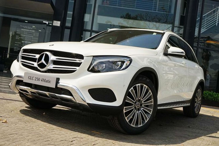 Chưa ra mắt chính thức nhưng một số đại lý của Mercedes-Benz Việt Nam đã tiết lộ cho các khách hàng biết, từ tháng 4/2018 - nhà phân phối và lắp ráp chính hãng Mercedes-Benz Việt Nam (MBV) sẽ bắt đầu mở bán mẫu xe Mercedes-Benz GLC 250 2018 bản nâng cấp về trang bị.