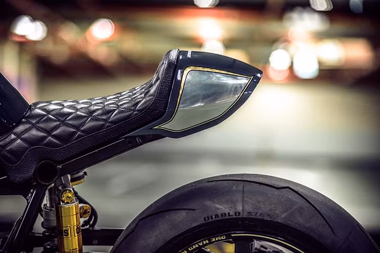 Yên xe được bọc ghế da màu đen được khâu nổi các đường gân, phía sau là ốp đuôi được chế tác thủ công. Xe sử dụng phuộc sau dạng đơn của thương hiệu nổi tiếng Ohlins.