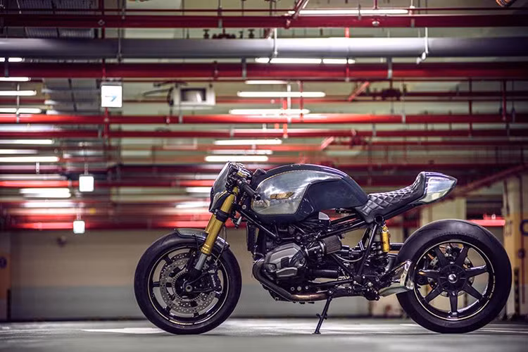 Chiếc xe trong bài viết được một thợ độ mang tên Chun Hung tại xưởng Onehandmade, Đài Loan sáng tạo lên. Ở chiếc R Nine T Custom này, ngoài những chi tiết hiện hữu từ chính hãng nó còn được thiết kế với nhiều chi tiết thủ công đầy tinh tế. 