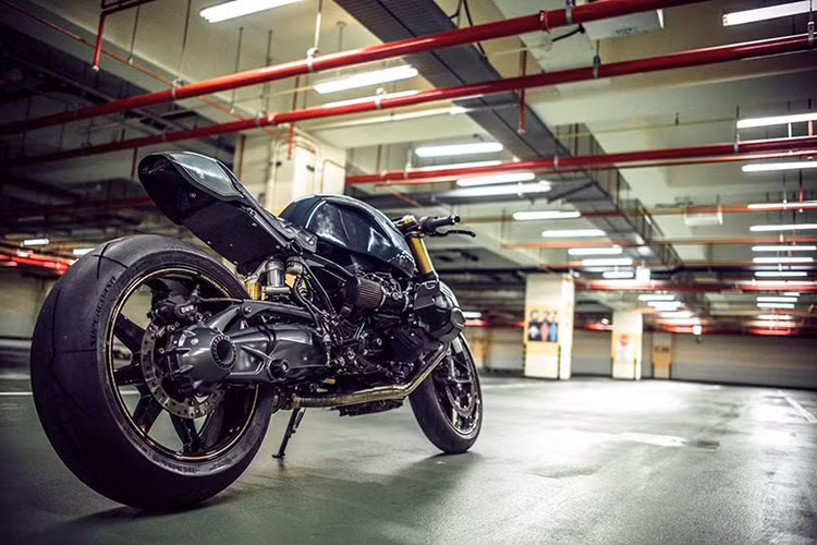 Phần tay lái clip-on, chắn bùn trước và nắp bình xăng đều được làm mới hoàn toàn. Hệ thống ống xả được làm bằng thép gỉ và vắt lệch sang phía bên trái khá kỳ lạ.