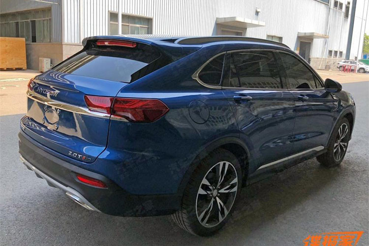 Trên đầu mẫu xe "nhái" này xuất hiện lưới tản nhiệt mở rộng với những thanh nằm ngang bên trong. Trên cản va còn có 4 đèn sương mù nhỏ hình tròn. Ngay cả hốc gió trên chắn bùn, những đường gân bên sườn, bộ vành la-zăng và cụm đèn hậu LED của Huansu C60 cũng gợi liên tưởng đến Lamborghini Urus.