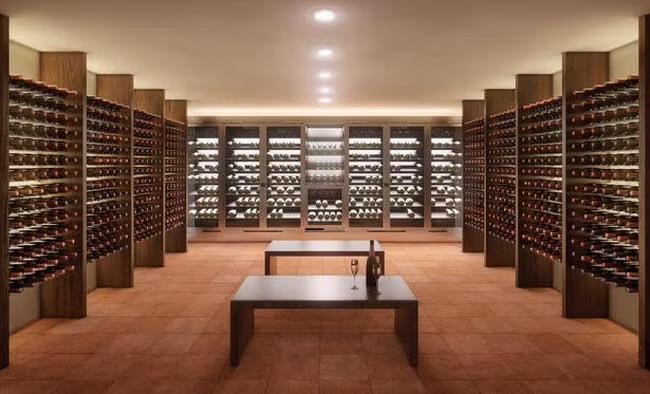 Hầm rượu được thiết kế với không gian rộng dưới hầm trú ẩn. “Công trình có thể cung cấp nơi ở dài hạn cho người dân, tới 10 năm mà không cần sử dụng nguồn cung cấp từ bên ngoài”, một phát ngôn viên của Oppidum cho biết.