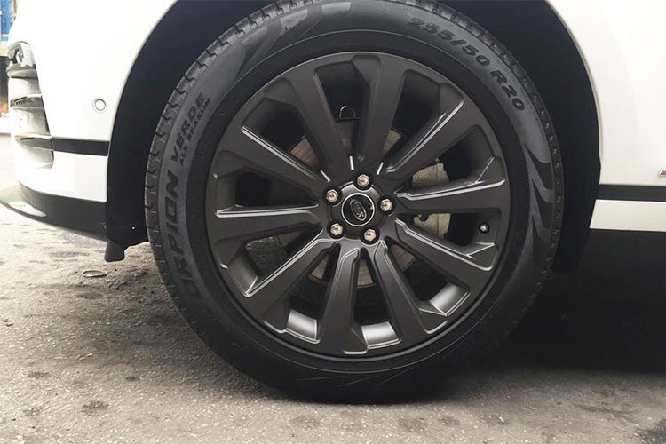 Hệ thống ống xả đơn hình tứ giác được đặt đối xứng hai bên. Tay nắm cửa có thiết kế tương lai tự động ẩn vào khi không sử dụng, bộ mâm hợp kim đa chấu mới... Có thể thấy rõ những đặc điểm gân guốc, góc cạnh trên mẫu xe Land Rover thế hệ cũ đã được thay thế hoàn toàn bởi những đường nét mềm mại, sang trọng trên Velar mới.