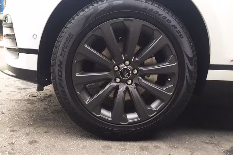 Hệ thống ống xả đơn hình tứ giác được đặt đối xứng hai bên. Tay nắm cửa có thiết kế tương lai tự động ẩn vào khi không sử dụng, bộ mâm hợp kim đa chấu mới... Có thể thấy rõ những đặc điểm gân guốc, góc cạnh trên mẫu xe Land Rover thế hệ cũ đã được thay thế hoàn toàn bởi những đường nét mềm mại, sang trọng trên Velar mới.