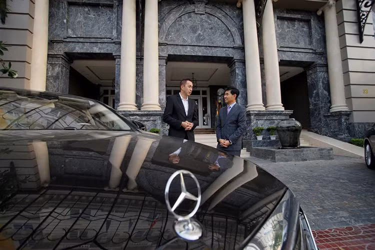 Xe được trang bị vô số những tiện nghi sang trọng và đẳng cấp. Nổi bật nhất trong số đó là ghế người lái và hành khách phía trước điều chỉnh điện, bộ nhớ 3 vị trí cho ghế trước, tay lái và gương chiếu hậu bên ngoài. Hàng ghế sau với ghế 2 bên điều chỉnh điện và có bộ nhớ vị trí...