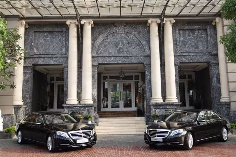 Về trang bị an toàn xe sở hữu hệ thống treo khí nén AIRMATIC tự điều chỉnh để phù hợp với điều kiện mặt đường và có thể lựa chọn 2 chế độ là thể thao hoặc êm ái. Hiển thị thông tin trên kính chắn gió (Head-up display), hệ thống hỗ trợ quan sát ban đêm Night View Assist Plus...