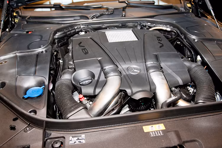 Trang bị sức mạnh cho xe là khối động cơ V8 4.663cc sản sinh công suất tối 455 mã lực tại 5.250 – 5.500 vòng/phút, mô-men xoắn cực đại 700 Nm tại 1.800 – 3.500 vòng/phút, hộp số tự động 9 cấp 9G-TRONIC. Ngoài việc cắt giảm 6,5% lượng nhiên liệu tiêu thụ, hộp số 9G-TRONIC còn mang đến khả năng vận hành mạnh mẽ mà vẫn rất mượt mà. 