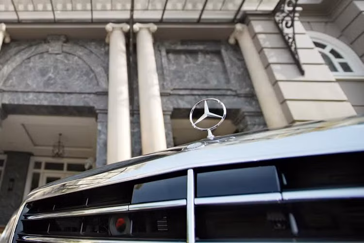 Đèn báo rẽ tích hợp trên gương chiếu hậu, cụm đèn sau và đèn phanh thứ ba sử dụng công nghệ LED. Gương chiếu hậu bên trong chống chói tự động, gương chiếu hậu bên ngoài chỉnh và gập điện. Xe sở hữu kích thước dài x rộng x cao lần lượt là 5246 x 1899 x 1494 (mm), chiều trục cơ sở ở mức 3.165 mm, trọng lượng không tải 2015 kg.