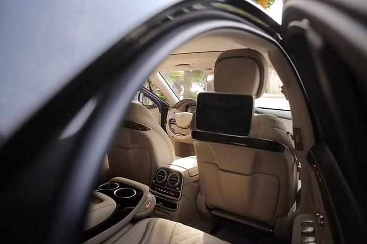 Ghế thương gia phía sau bên phải có thể ngả tối đa 43,5° tích hợp đệm đỡ bắp chân. Hệ thống sưởi và thông gió cho hàng ghế trước và ghế 2 bên ở phía sau. Hàng ghế sau tiện nghi hơn với ghế 2 bên có chức năng massage cao cấp, màn che nắng cho cửa sổ hai bên phía sau chỉnh điện...