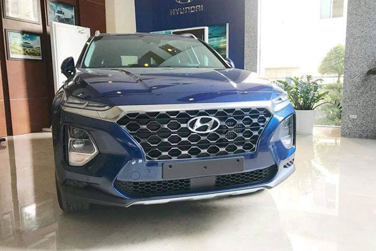 Cụ thể, Hyundai SantaFe 2019 có 4 phiên bản và có giá bán dự kiến như sau: Santa Fe 2.4L xăng tiêu chuẩn: 1,1 tỷ đồng, 2.2L dầu tiêu chuẩn: 1,150 tỷ đồng, 2.4L xăng đặc biệt: 1,250 tỷ đồng, 2.2L dầu đặc biệt: 1,3 tỷ đồng. Sau khi ra mắt, xe sẽ cạnh tranh trực tiếp với các đối thủ nhập khẩu, miễn thuế đáng gờm như; Ford Everest và Toyota Fortuner.