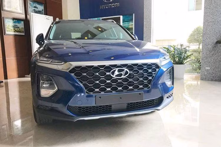 Cụ thể, Hyundai SantaFe 2019 có 4 phiên bản và có giá bán dự kiến như sau: Santa Fe 2.4L xăng tiêu chuẩn: 1,1 tỷ đồng, 2.2L dầu tiêu chuẩn: 1,150 tỷ đồng, 2.4L xăng đặc biệt: 1,250 tỷ đồng, 2.2L dầu đặc biệt: 1,3 tỷ đồng. Sau khi ra mắt, xe sẽ cạnh tranh trực tiếp với các đối thủ nhập khẩu, miễn thuế đáng gờm như; Ford Everest và Toyota Fortuner.