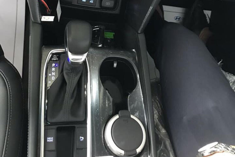 Một số đại lý trên khắp cả nước đã bắt đầu thông báo rộng rãi lịch trưng bày xe Hyundai SantaFe 2019 trong tháng 11. Đây là hoạt động chuẩn bị trước sự kiện ra mắt xe dự kiến được tổ chức tại Ninh Bình trong tháng 12, giá bán của xe cũng chưa được tiết lộ chính thức mà chỉ ở mức tạm tính từ 1,1 tỷ đồng cho phiên bản tiêu chuẩn máy xăng.