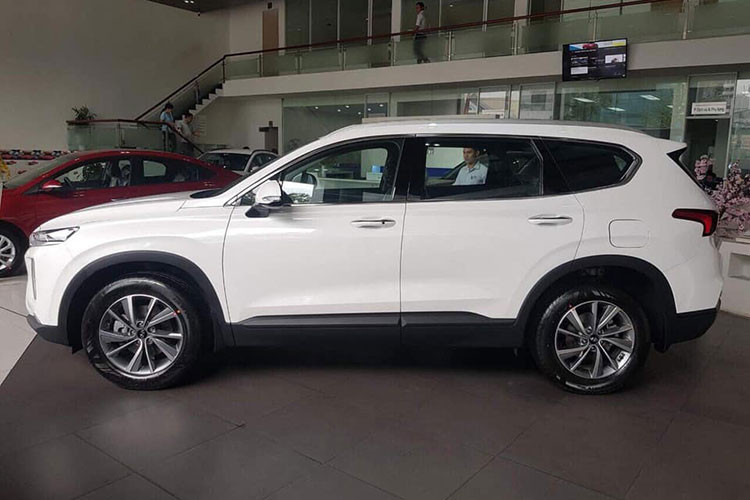 Vẻ ngoài của SUV 7 chỗ Hyundai Santa Fe 2019 mới cũng giống như phiên bản từng xuất hiện trước đây - hiện đại và cơ bắp với thiết kế lưới tản nhiệt Cascading Grille cùng cụm đèn pha tách rời tương tự như người em Hyundai Kona ở phân khúc SUV hạng B. So với thế hệ cũ nhờ kích thước tổng thể là 4.770 x 1.890 x 1.705 mm (Dài x Rộng x Cao).