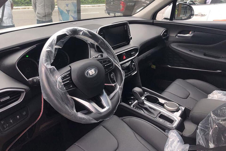 Tuy nhiên theo nhiều thông tin từ phía các đại lý thì đây vẫn chỉ là xe mẫu để trưng bày, chưa phải là bản bán ra chính thức của Hyundai Thành Công, các option trong xe có thể sẽ còn thay đổi khi xe được ra mắt chính thức trong tháng 11/2018 này.