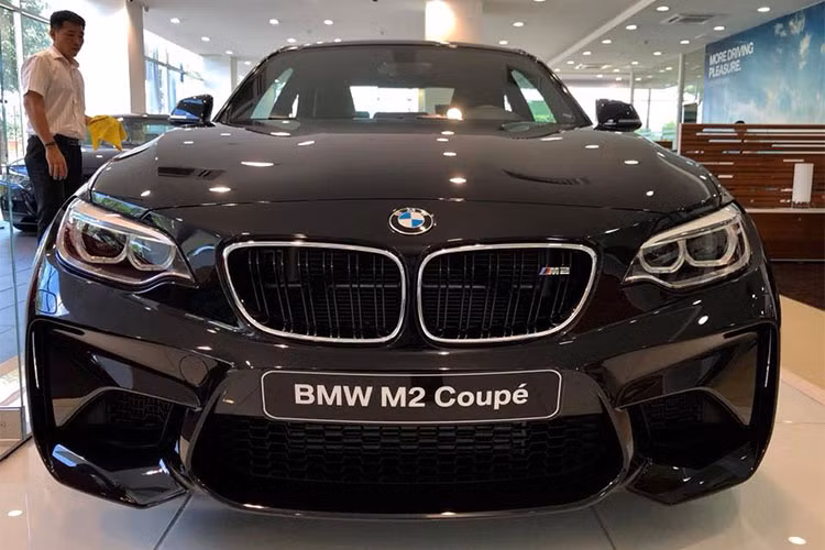 Đầu xe nổi bật với cụm đèn pha mới mang dáng vẻ thể thao hơn, lưới tản nhiệt hình quả thận đặc trưng được thu nhỏ lại không còn trải dài sang mép đèn pha như các thế hệ xe của BMW trước đây. Trong khi hốc gió giữa của xe lại được thiết kế theo xu hướng bo tròn, thể thao hơn so với những nét thẳng, dứt khoát trên hai người anh gần nhất là M3 và M4.