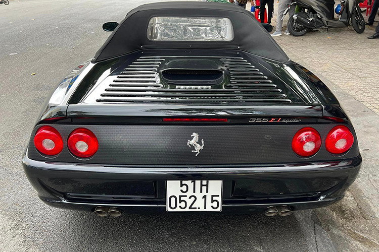 Trải nghiệm chiếc siêu xe Ferrari F355 Spider được 1 năm, tay chơi này đã bán lại siêu ngựa có 1 không 2 tại Việt Nam cho ông Đặng Lê Nguyên Vũ, khi đó, xe vẫn còn mang trên mình bộ áo màu đỏ rất hiếu chiến, đúng chất xe ngựa chồm. Nhưng ở lần xuất hiện mới đây cùng nhà sưu tập xe lớn nhất Việt Nam, Ferrari F355 Spider đã có bộ áo đen bóng.
