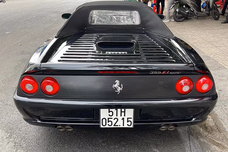 Trải nghiệm chiếc siêu xe Ferrari F355 Spider được 1 năm, tay chơi này đã bán lại siêu ngựa có 1 không 2 tại Việt Nam cho ông Đặng Lê Nguyên Vũ, khi đó, xe vẫn còn mang trên mình bộ áo màu đỏ rất hiếu chiến, đúng chất xe ngựa chồm. Nhưng ở lần xuất hiện mới đây cùng nhà sưu tập xe lớn nhất Việt Nam, Ferrari F355 Spider đã có bộ áo đen bóng.