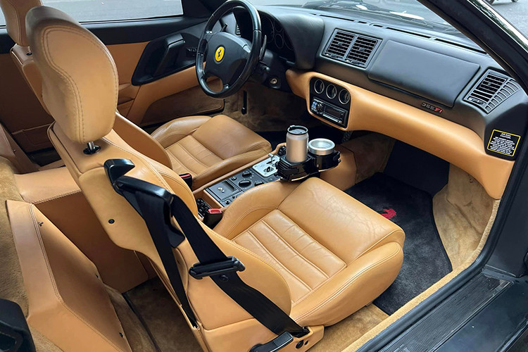 Ferrari F355 Spider ra mắt vào năm 1995 với sự chắp bút thiết kế do Pininfarina đảm nhận. Ban đầu, mẫu siêu xe mui trần F355 Spider được cung cấp hộp số tay 6 cấp. Năm 1997, hãng Ferrari cung cấp cho mẫu siêu xe này hộp số F1.