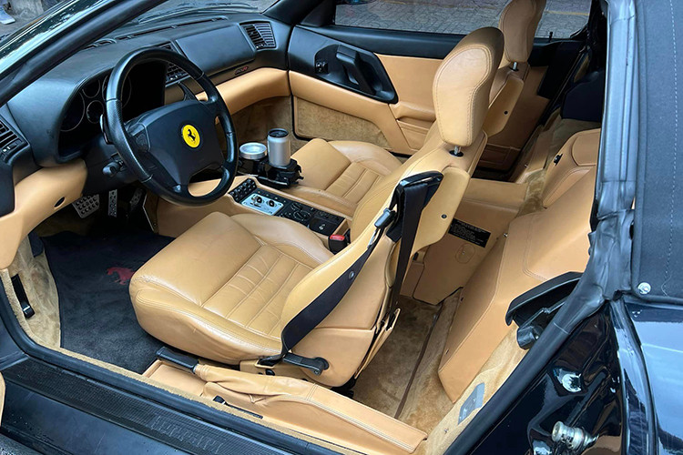 Vì được sơn màu đen, nên các chi tiết carbon hay mui vải màu đen của Ferrari F355 Spider không còn tạo điểm nhấn như lúc xe sở hữu màu sơn nguyên bản. Thay vào đó, bộ mâm 5 chấu đơn sơn màu bạc sẽ là điểm sáng trên siêu xe mui trần Ferrari F355 Spider thuộc diện độc nhất vô nhị tại Việt Nam của ông Đặng Lê Nguyên Vũ.
