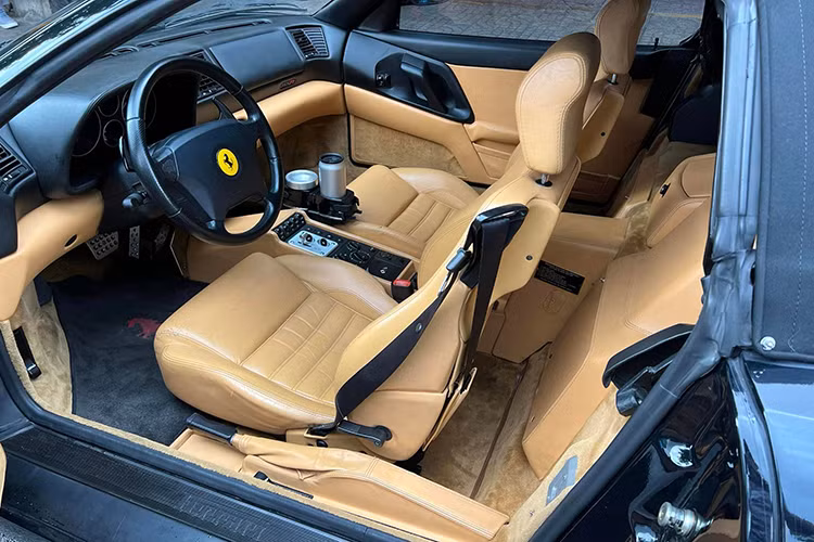 Vì được sơn màu đen, nên các chi tiết carbon hay mui vải màu đen của Ferrari F355 Spider không còn tạo điểm nhấn như lúc xe sở hữu màu sơn nguyên bản. Thay vào đó, bộ mâm 5 chấu đơn sơn màu bạc sẽ là điểm sáng trên siêu xe mui trần Ferrari F355 Spider thuộc diện độc nhất vô nhị tại Việt Nam của ông Đặng Lê Nguyên Vũ.