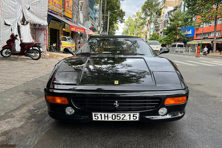 Nửa năm sau đó, chiếc siêu xe Ferrari F355 Spider này đã bất ngờ được vận chuyển vào Sài Gòn và cũng từ đó, không còn đi nơi khác định cư, thời gian đó, ngựa chiến được một đại gia kín tiếng ở Sài thành mua về làm bộ sưu tập cho riêng mình, người này còn sở hữu khá nhiều chiếc xe Ferrari từng nằm trong bộ sưu tập xe của Chủ tịch Trung nguyên bán lại trong năm 2018.