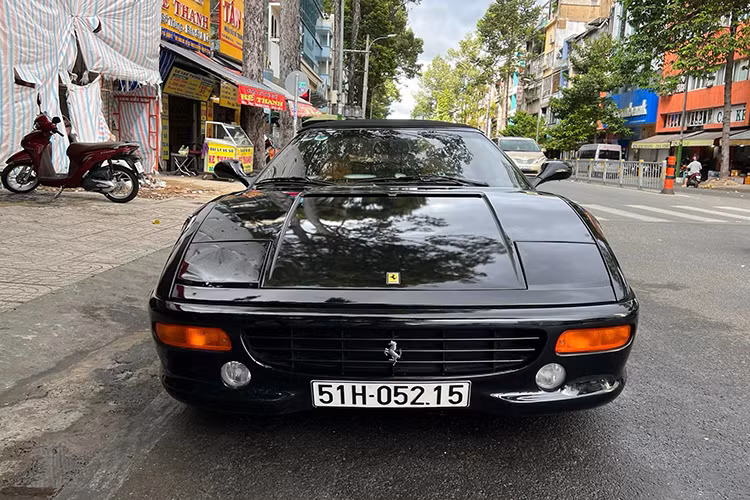 Nửa năm sau đó, chiếc siêu xe Ferrari F355 Spider này đã bất ngờ được vận chuyển vào Sài Gòn và cũng từ đó, không còn đi nơi khác định cư, thời gian đó, ngựa chiến được một đại gia kín tiếng ở Sài thành mua về làm bộ sưu tập cho riêng mình, người này còn sở hữu khá nhiều chiếc xe Ferrari từng nằm trong bộ sưu tập xe của Chủ tịch Trung nguyên bán lại trong năm 2018.