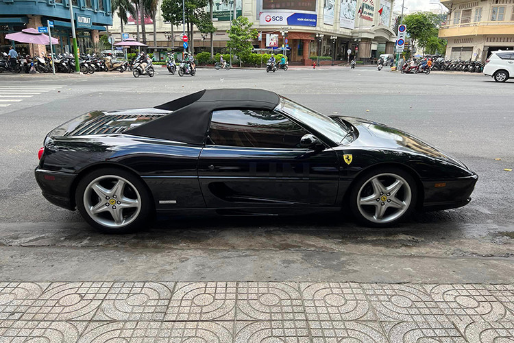 Ferrari F355 Spider được trang bị động cơ V8, dung tích 3.5 lít, sản sinh công suất tối đa 375 mã lực tại vòng tua máy 8.250 vòng/phút và mô-men xoắn cực đại 363 Nm tại vòng tua 6.000 vòng/phút.