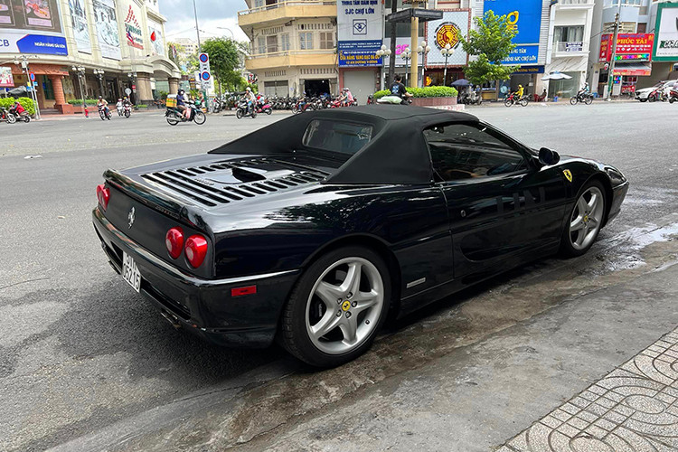 Chiếc siêu xe Ferrari F355 Spider được ông Đặng Lê Nguyên Vũ mới đây cầm lái trên đường phố Sài thành do 1 tay chơi xe ở Hải Phòng nhập về nước cùng đợt với Porsche 930 Turbo cũng đang có mặt trong garage xe của doanh nhân này, đó là vào khoảng thời gian tháng 9/2018, đã làm cho giới mê xe cũng như các đại gia hoàn toàn bất ngờ.