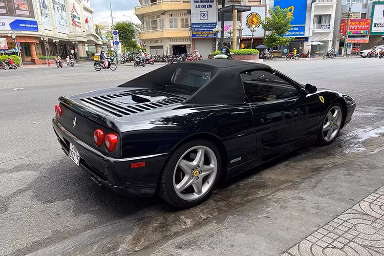 Chiếc siêu xe Ferrari F355 Spider được ông Đặng Lê Nguyên Vũ mới đây cầm lái trên đường phố Sài thành do 1 tay chơi xe ở Hải Phòng nhập về nước cùng đợt với Porsche 930 Turbo cũng đang có mặt trong garage xe của doanh nhân này, đó là vào khoảng thời gian tháng 9/2018, đã làm cho giới mê xe cũng như các đại gia hoàn toàn bất ngờ.
