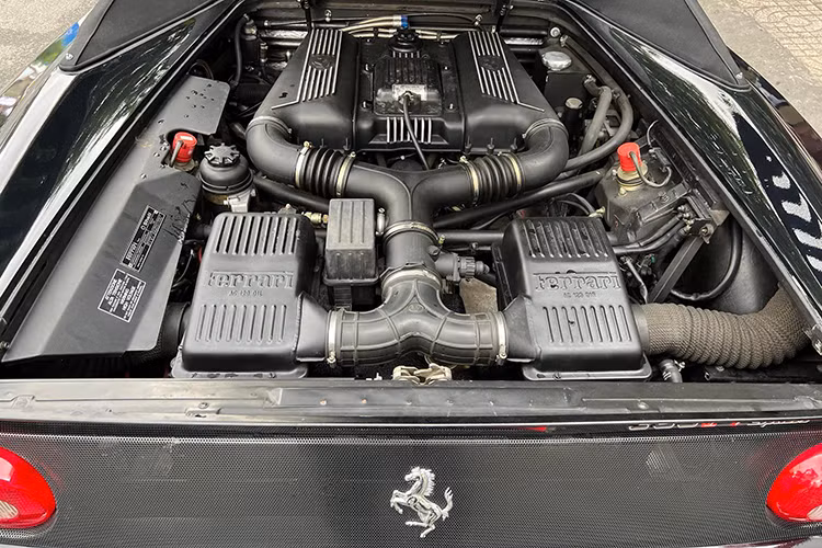 Trong suốt vòng đời sản xuất của mình, siêu xe mui trần Ferrari F355 Spider có tổng cộng 3.717 chiếc được cho ra đời, trong đó, có 2.664 chiếc được sản xuất với hộp số tay 6 cấp và 1.053 chiếc còn lại được trang bị với hộp số F1 hiện đại.