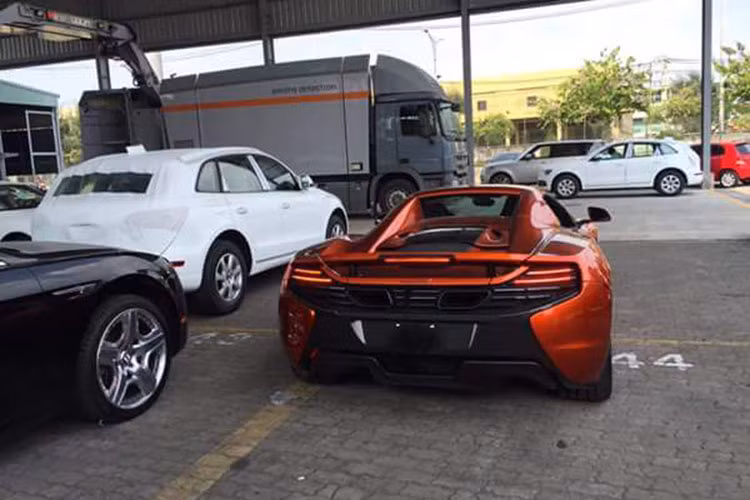 Nét khỏe khoắn ở thiết kế ngoại thất cùng bộ cửa mở hất lên đầy ấn tượng giúp siêu xe này thu hút mọi ánh nhìn. Bên cạnh đó McLaren 650S Spider còn sở hữu động cơ V8, tăng áp kép, dung tích 3,8 lít, sản sinh công suất tối đa 641 mã lực.