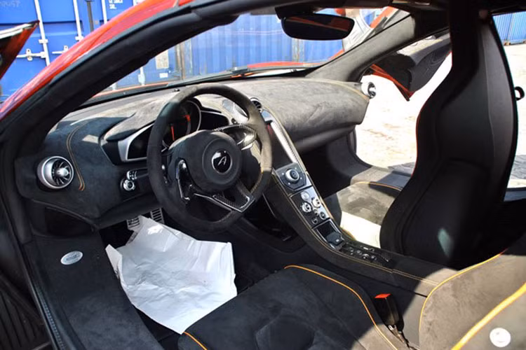 Tại thị trường nước ngoài, giá bán lẻ đề xuất cho McLaren 650S Spider là 265.000 USD. Khi nhập về thị trường Việt Nam, đa số xe đều thuộc dạng đã qua sử dụng nên mức giá trung bình sẽ rơi vào khoảng 162.000 USD đến 220.000 USD.