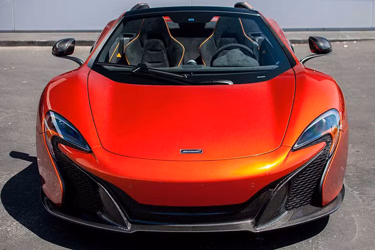 Cơn bão siêu xe mới dường như đang đổ về Việt Nam để chuẩn bị cho thời điểm chính sách thuế tiêu thụ đặc biệt mới sẽ được áp dụng từ ngày 1/7/2016. Hình ảnh về chiếc siêu xe McLaren 650S Spider xuất hiện tại cảng VICT, Sài Gòn, thu hút khá nhiều sự chú ý của giới chơi xe.