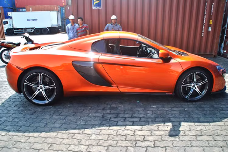 Siêu xe McLaren 650S được phát triển dựa trên người anh 12C với khung sườn bằng chất liệu sợi carbon giúp trọng lượng của siêu xe này xuống khoảng 1.370 kg. Về mặt thiết kế, McLaren 650S xem như lai giữa siêu xe triệu đô P1 và 12C.